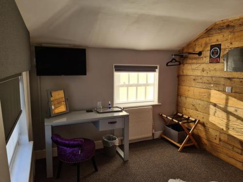 Room 4 The Carpenters Arms Hotel from Blond Hotels Boston Lincs